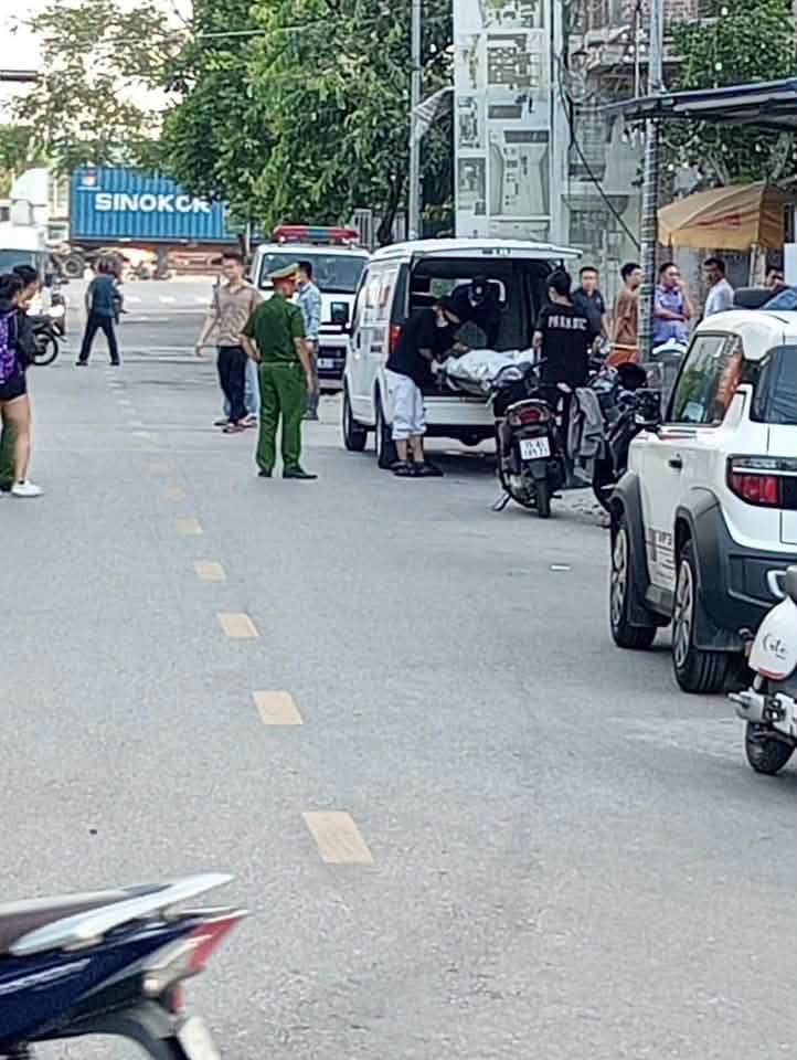 Người dân tập trung theo dõi vụ việc